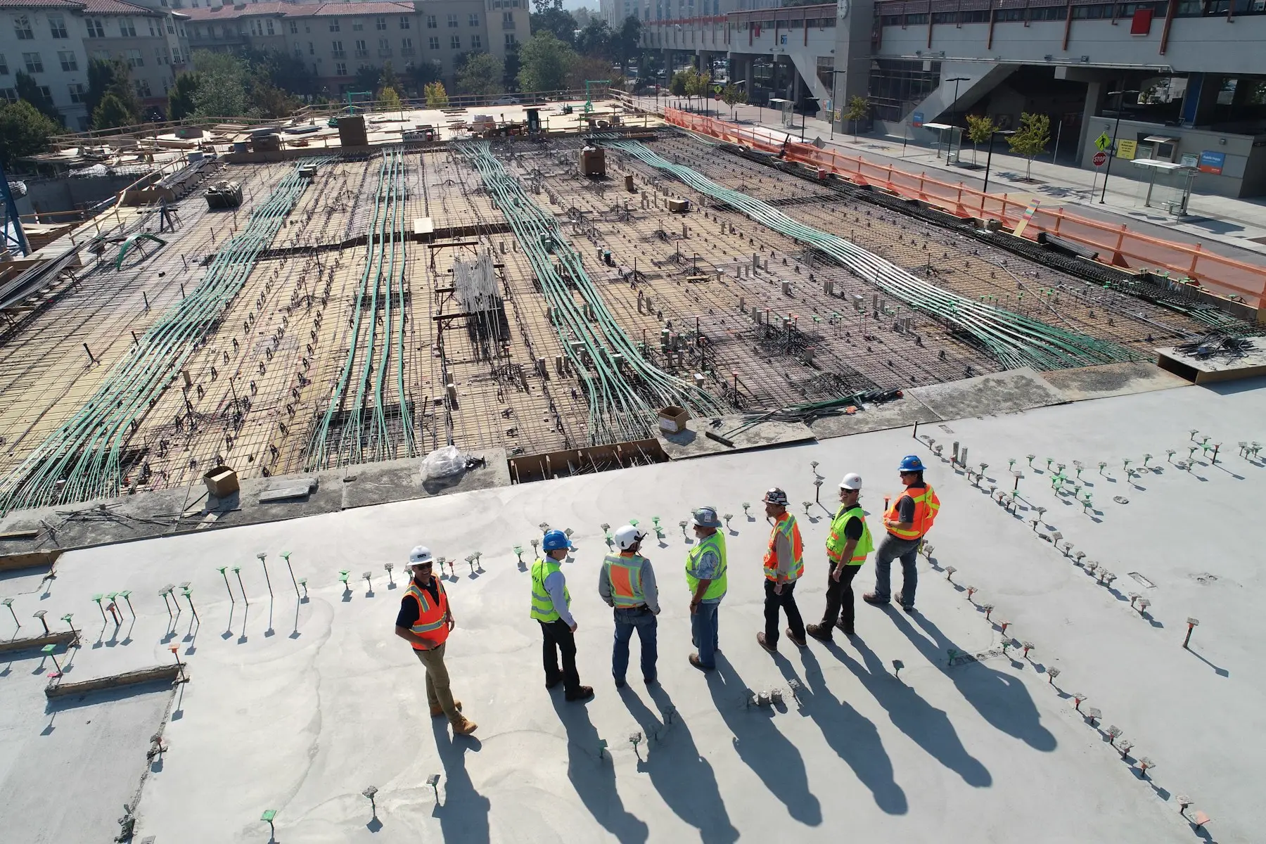 Baustelle mit Gerüst und Bauleiter