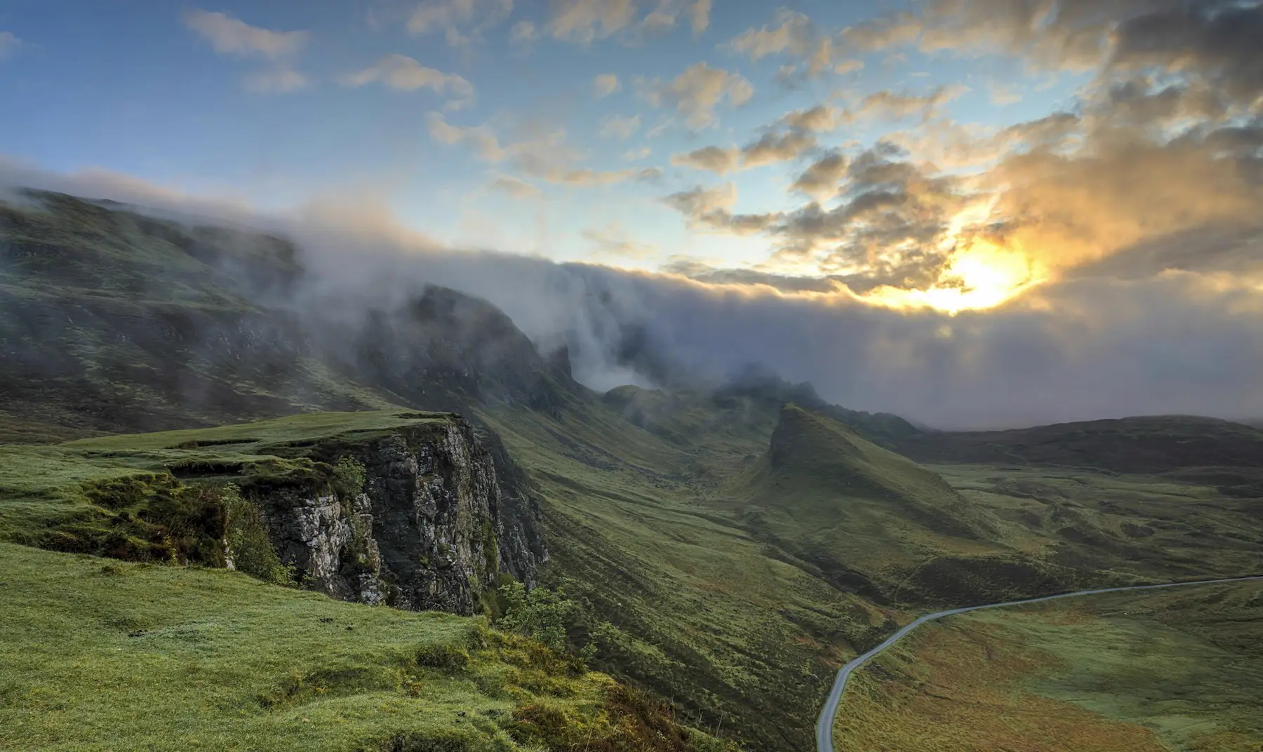 Hügellandschaft im Abendlicht mit Nebel